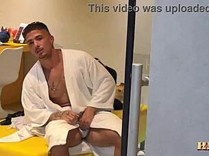 O meu patrão mandou eu ir arrumar a hidro mas a patroa estava na piscina peladinha