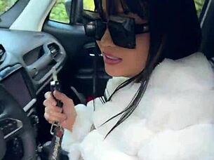 Policial aceitou suborno da japinha gostosa