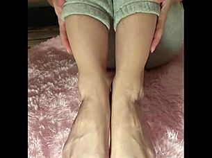 Amateur solo feet worship with barefoot toes fetish