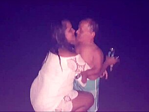 An�o mais famoso da televis�o de lua de mel na praia com paty bumbum no brasil