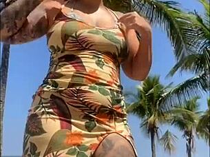 deixei o cara bater na minha bunda na praia e ele mostrou tudo