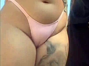 deixei o cara bater na minha bunda na praia e ele mostrou tudo