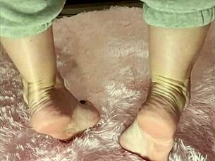 Amateur solo feet worship with barefoot toes fetish