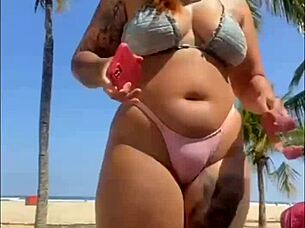 deixei o cara bater na minha bunda na praia e ele mostrou tudo