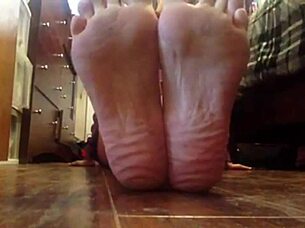 aniytta teases with feet on livejasmin 😏