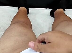 Minha namorada bateu uma siririca gostosa em sua bucetinha apertadinha e lisa me deixando excitado