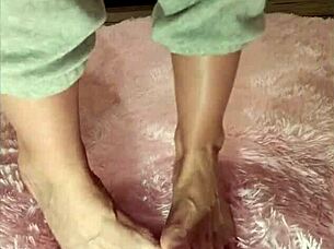 Amateur solo feet worship with barefoot toes fetish