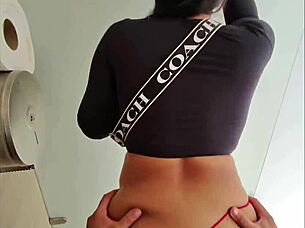 demasiado arriesgado, enserio quieres que te folle aqui en publico con esta latina babe? 😏