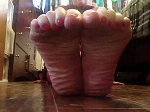 aniytta teases with feet on livejasmin 😏