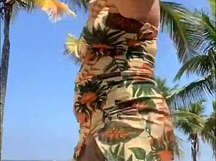 deixei o cara bater na minha bunda na praia e ele mostrou tudo