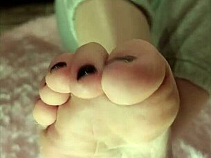 Amateur solo feet worship with barefoot toes fetish