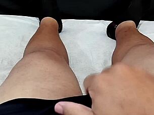 Minha namorada bateu uma siririca gostosa em sua bucetinha apertadinha e lisa me deixando excitado