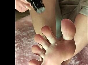 Amateur solo feet worship with barefoot toes fetish