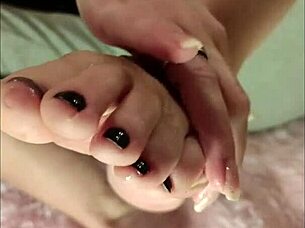 Amateur solo feet worship with barefoot toes fetish