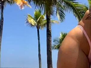 deixei o cara bater na minha bunda na praia e ele mostrou tudo