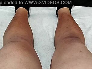 Minha namorada bateu uma siririca gostosa em sua bucetinha apertadinha e lisa me deixando excitado