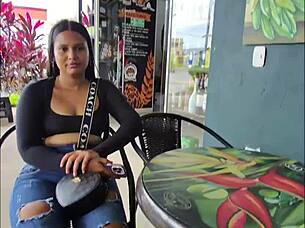 demasiado arriesgado, enserio quieres que te folle aqui en publico con esta latina babe? 😏