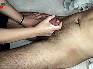 Dona de casa a massagear o penis do marido pela primeira vez a jorrar porra 😏🍆💦