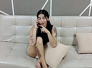 Mi novio cree que soy lesbiana y para vengarme llamo a mi amiga para chuparnos el culo