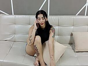 Mi novio cree que soy lesbiana y para vengarme llamo a mi amiga para chuparnos el culo