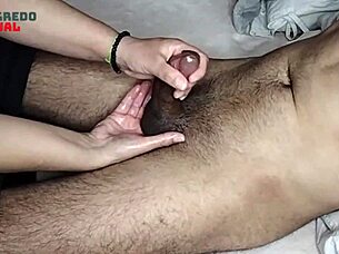 Dona de casa a massagear o penis do marido pela primeira vez a jorrar porra 😏🍆💦
