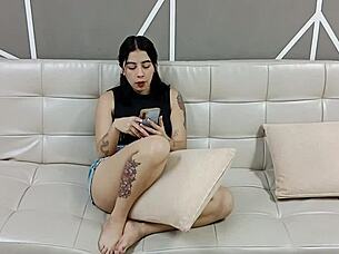 Mi novio cree que soy lesbiana y para vengarme llamo a mi amiga para chuparnos el culo