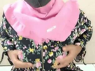 Amateur Arab Beauty Masturbates With Dildo In Solo Session