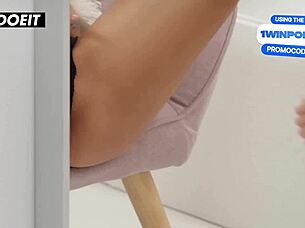 Tiefe Anal für enge Athenea Rose mit Küssen und geilen Stöhnen