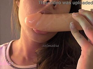 quer chupar meu dildo grande enquanto te guio pra gozar? lambe gostoso e segue minhas instruções safadas.