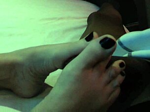 My mature white feet give the best footjob from Spain.