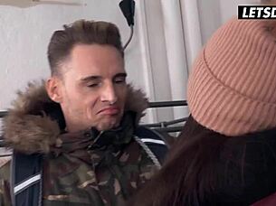 Ukrainsk 18+ Oxana Chic rider utro kæreste doggystyle til sæd på stor røv