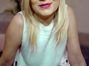 Oh, hot babe with natural tits fingers her asshole on webcam!