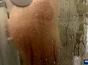 Splendida petite 18+ con figa rasata dilatata da cazzo enorme sotto la doccia