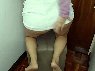 una esposa infiel y sexy baila sensualmente tocándose las tetas y su coño peludo para amante