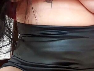 estava com calor abri bem as pernas sem calcinha com minha buceta depilada peguei o pepino que estava bem molhadinho e coloquei na buceta grande que eu tenho e rosei bastante uma delicia 😏🍆