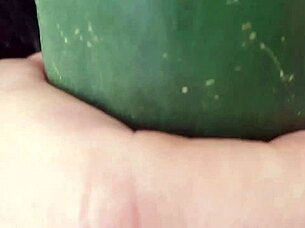 estava com calor abri bem as pernas sem calcinha com minha buceta depilada peguei o pepino que estava bem molhadinho e coloquei na buceta grande que eu tenho e rosei bastante uma delicia 😏🍆