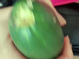 estava com calor abri bem as pernas sem calcinha com minha buceta depilada peguei o pepino que estava bem molhadinho e coloquei na buceta grande que eu tenho e rosei bastante uma delicia 😏🍆