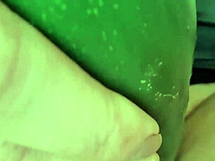 estava com calor abri bem as pernas sem calcinha com minha buceta depilada peguei o pepino que estava bem molhadinho e coloquei na buceta grande que eu tenho e rosei bastante uma delicia 😏🍆