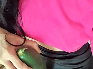 estava com calor abri bem as pernas sem calcinha com minha buceta depilada peguei o pepino que estava bem molhadinho e coloquei na buceta grande que eu tenho e rosei bastante uma delicia 😏🍆