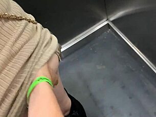 sexo público en el ascensor después de la fiesta con mi amiga nos descubren con big cock blowjob and doggystyle