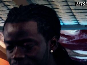 A Sortuda Garota 18+ Aguenta Pauzão Negro dos Colegas na Buceta Apertada nas Férias?