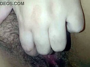 me masturbando e gemendo vem me comer gostoso com dildo