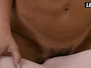 Melody Marks και Queenie Sateen τσιγκλάρουν η μία την άλλη σε squirt οργασμούς παθιασμένα