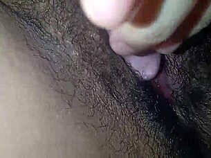 me masturbando e gemendo vem me comer gostoso com dildo