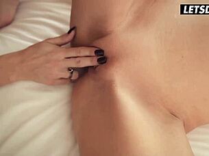 Dünne lesbische Mitbewohner reiben Fotzen bis triefnass 💦👩‍❤️‍💋‍👩