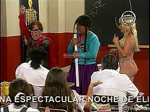 yesabella rocks that bikini as la paisana jacinta the teacher – super fun vibe! 👙😂