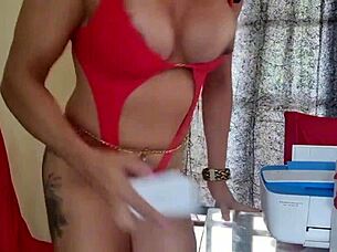 i waited for my peruvian christmas delivery flashing big clit and sexy athletic body solo