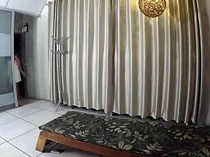 Putaria no pub turns into a wild amateur session with a latina milf sucking a monster cock until creampie.