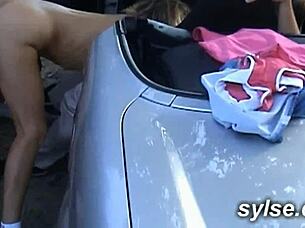 Milf se gode au parc public avant trio autostop entre amatrices en voiture!