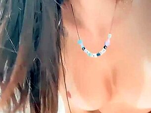 A rainha hotwife taking a bath and filming everything